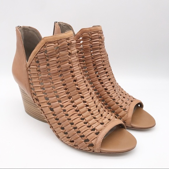 Donald Pliner Jacqi Wedge in Fawn Size 9.5 - Picture 6 of 16